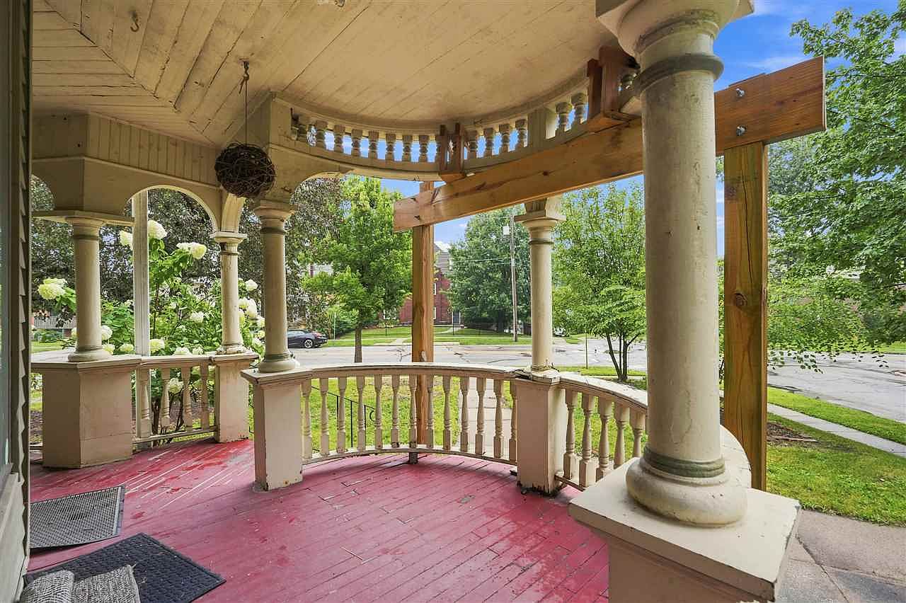 935 E College St, Iowa City, IA 52240