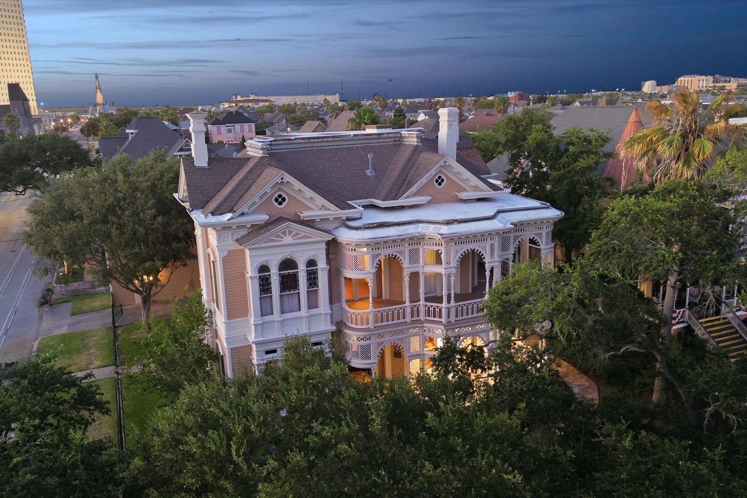 1826 Sealy St, Galveston, TX 77550
