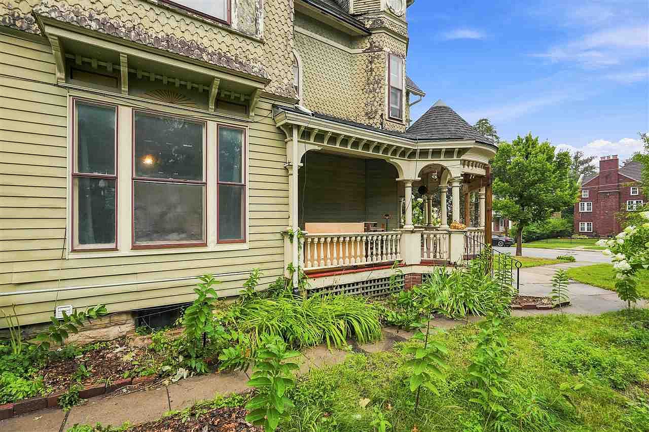 935 E College St, Iowa City, IA 52240