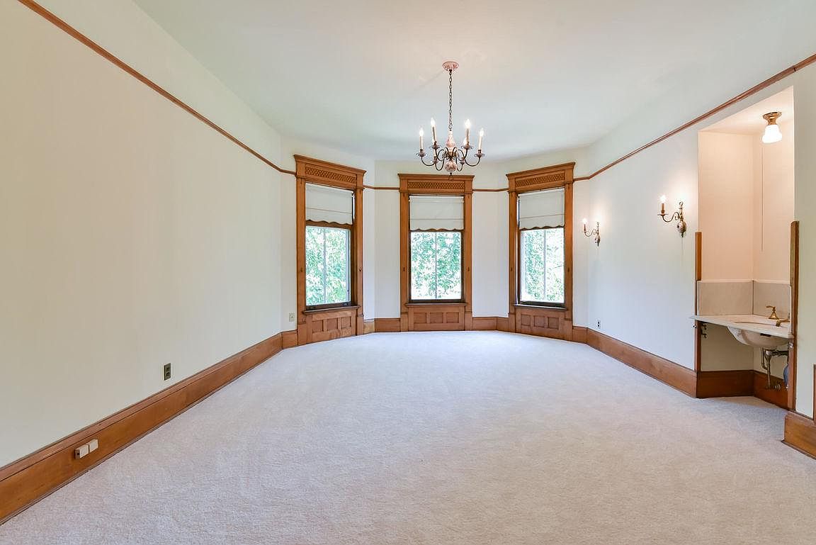 2727 E Newberry Blvd, Milwaukee, WI 53211