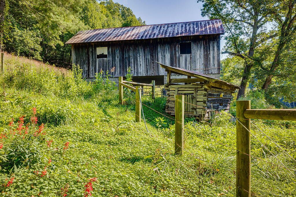 3808 Combs Ridge Rd, Honaker, VA 24260