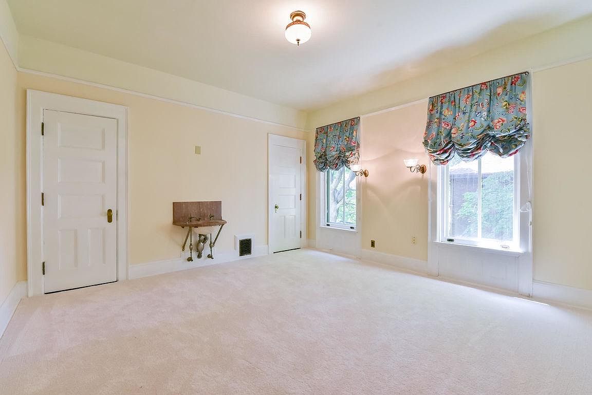 2727 E Newberry Blvd, Milwaukee, WI 53211