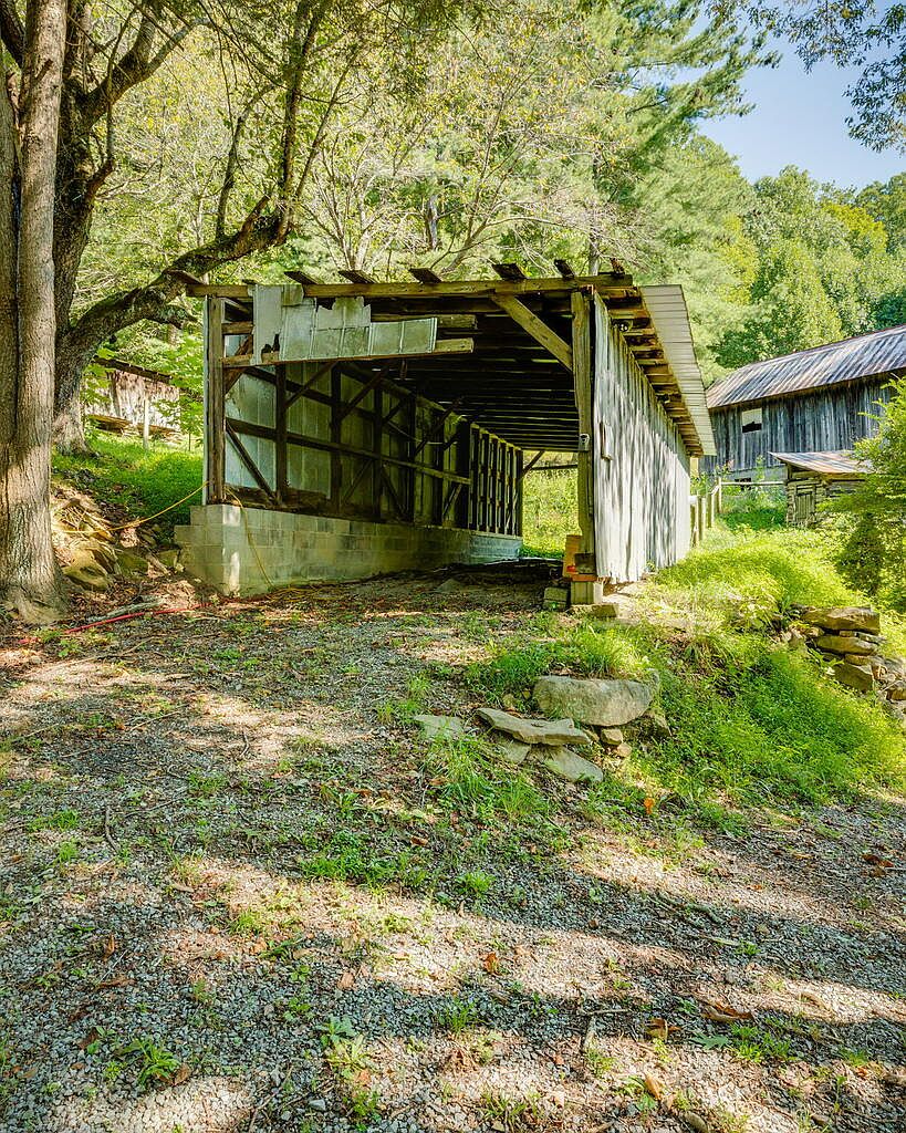 3808 Combs Ridge Rd, Honaker, VA 24260