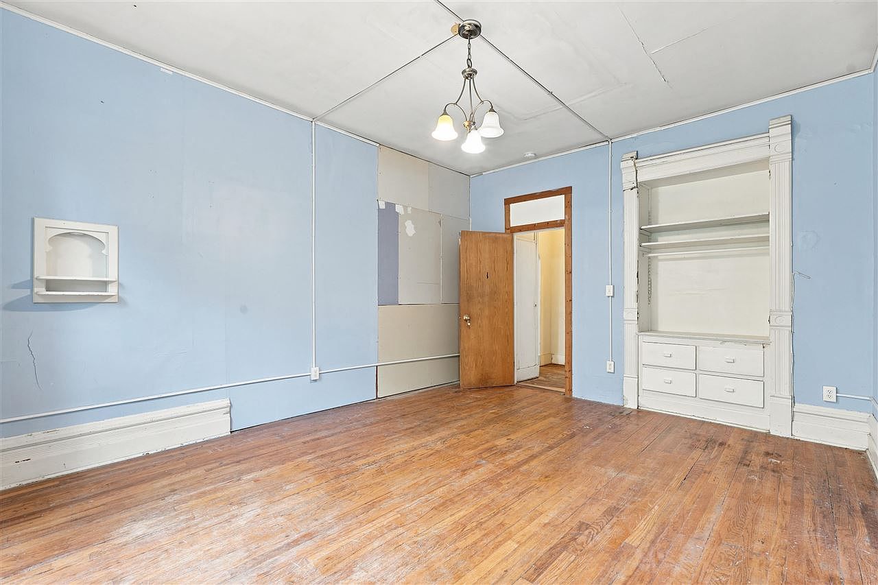 935 E College St, Iowa City, IA 52240