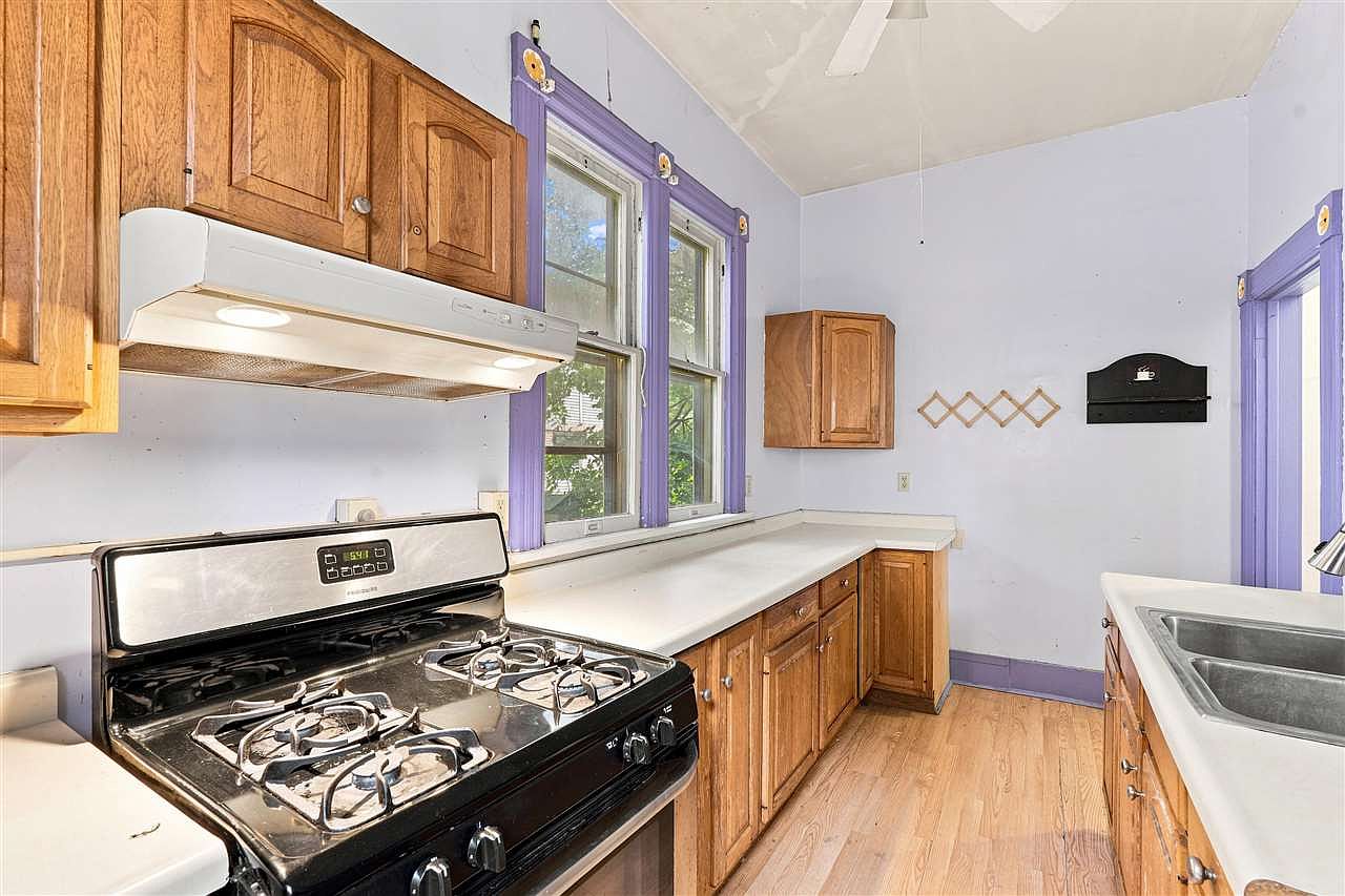 935 E College St, Iowa City, IA 52240