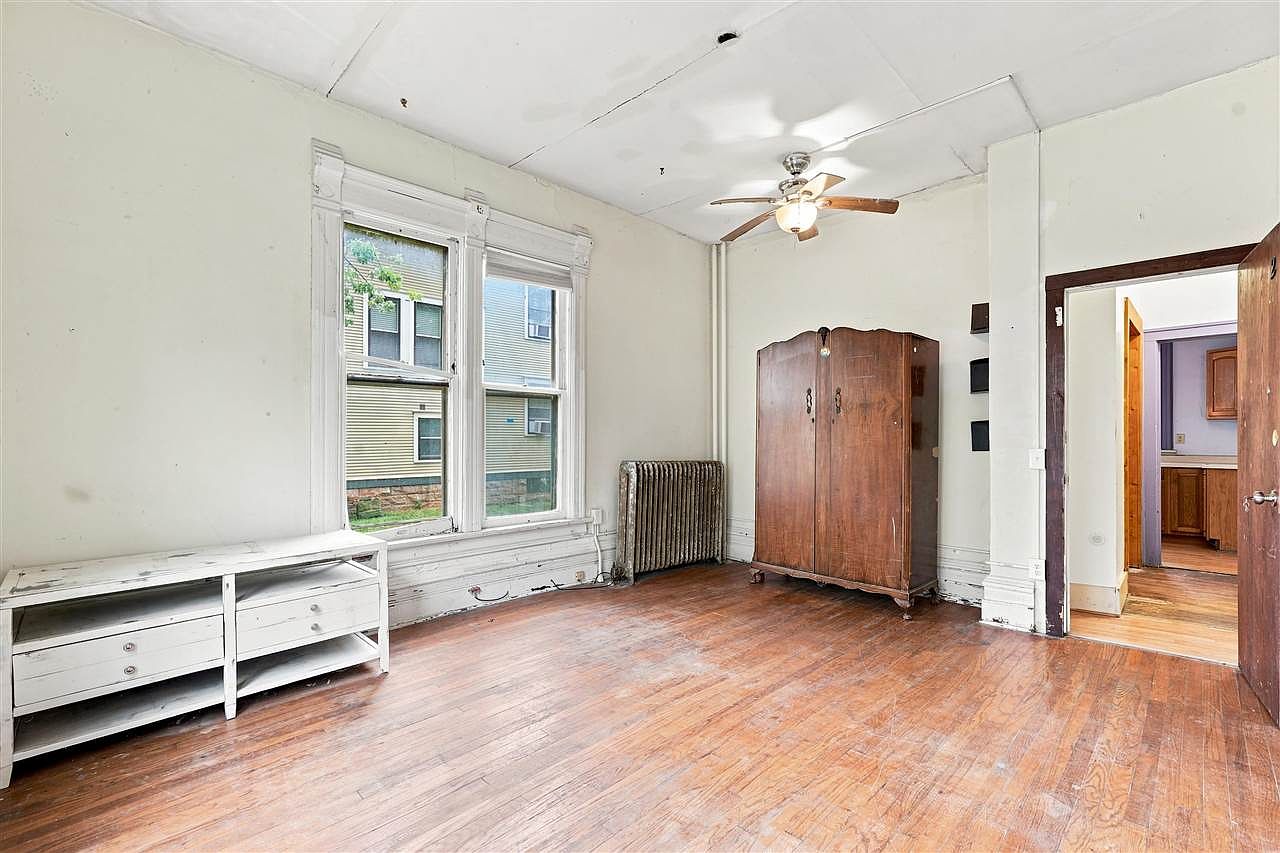 935 E College St, Iowa City, IA 52240