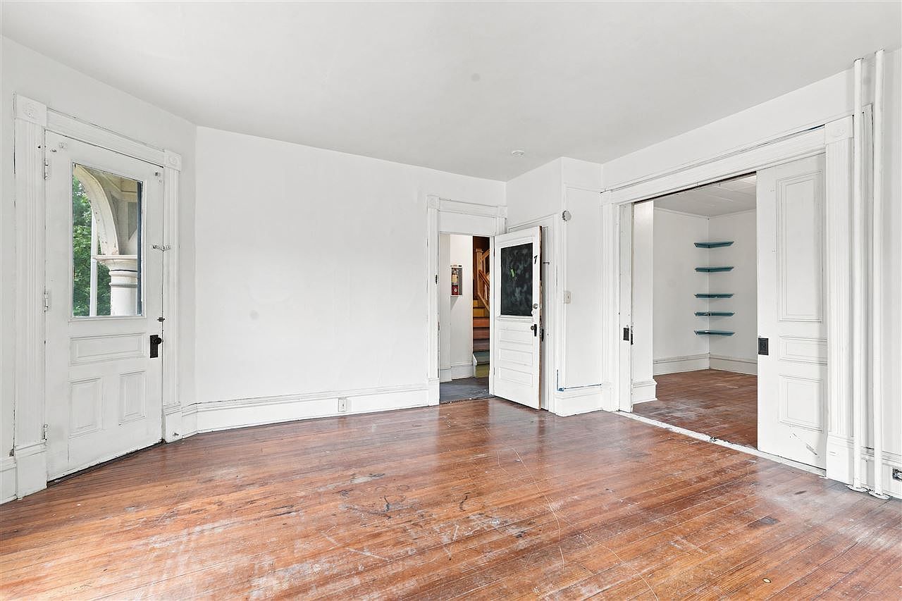 935 E College St, Iowa City, IA 52240