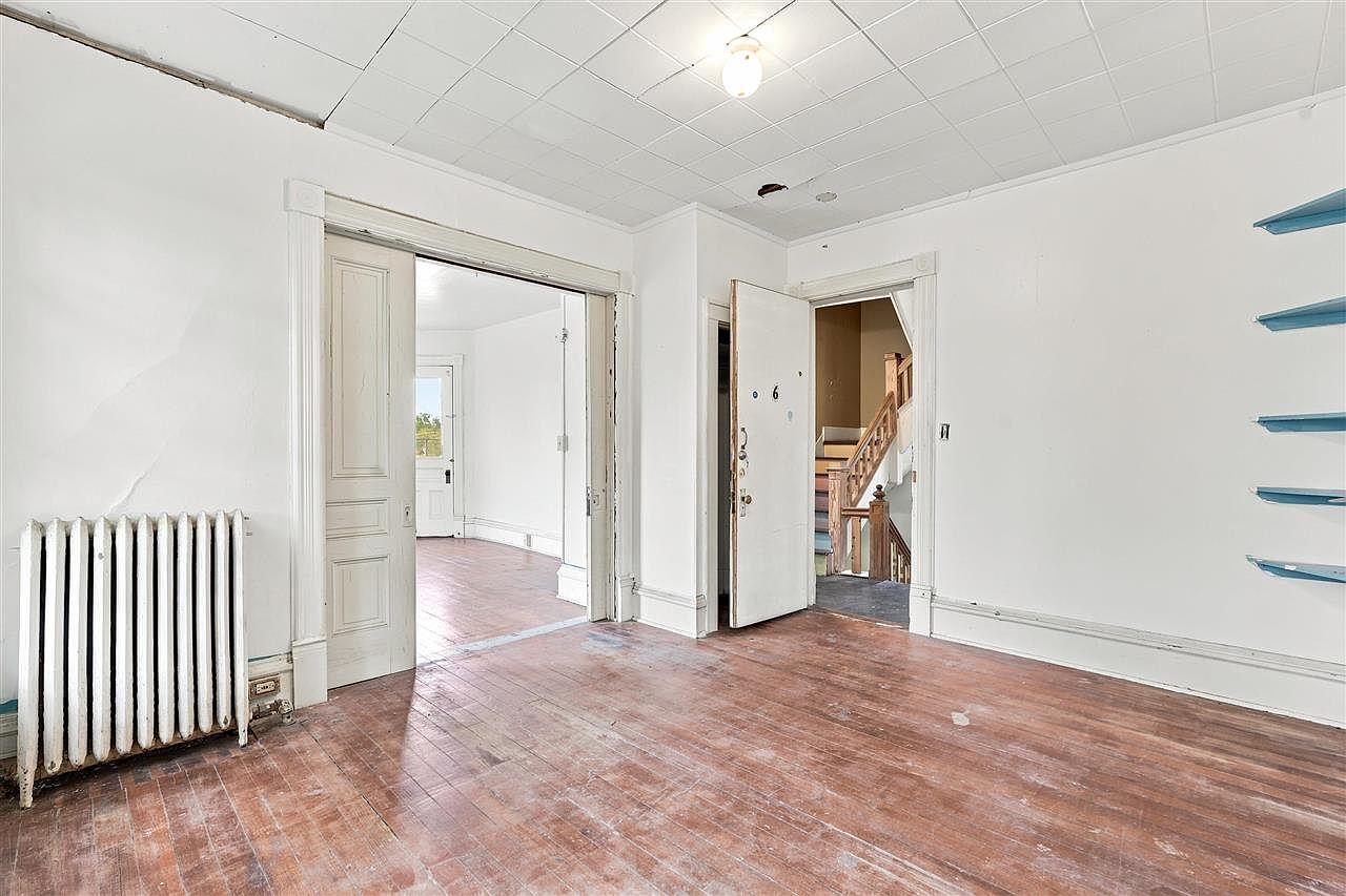 935 E College St, Iowa City, IA 52240
