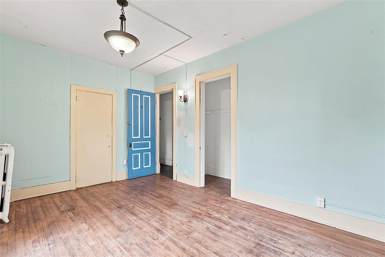 935 E College St, Iowa City, IA 52240