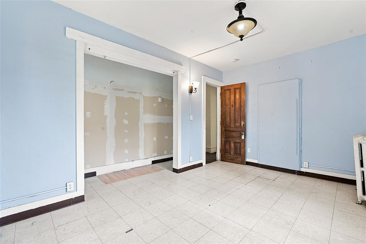 935 E College St, Iowa City, IA 52240