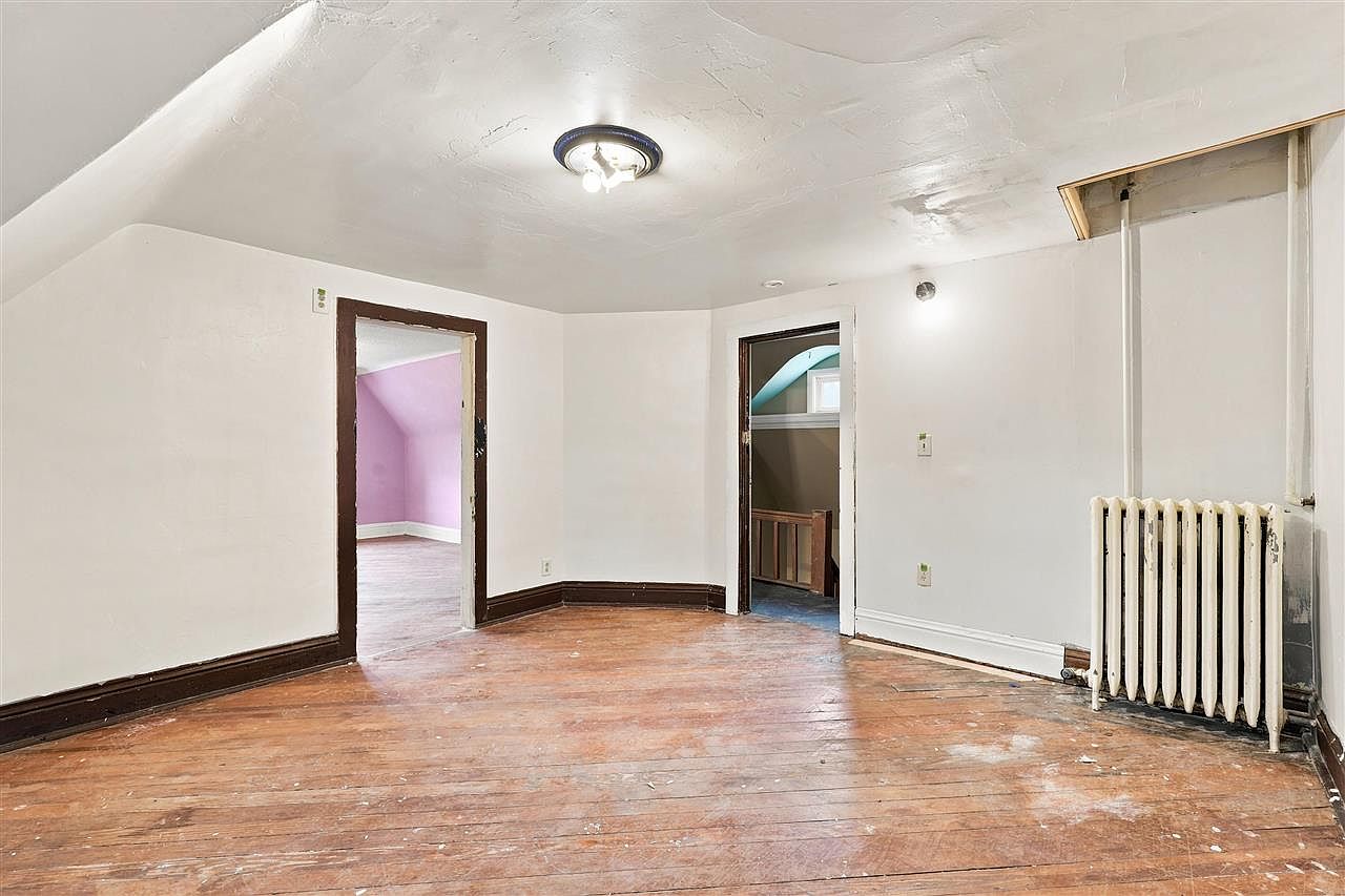 935 E College St, Iowa City, IA 52240