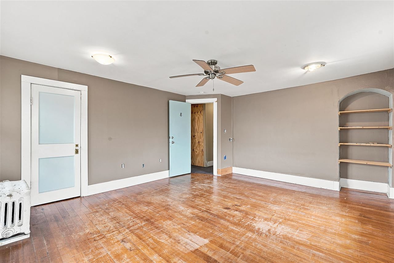 935 E College St, Iowa City, IA 52240