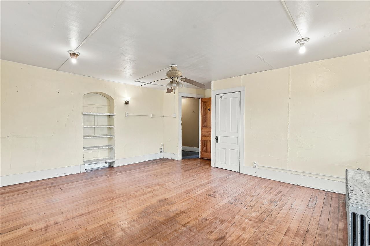 935 E College St, Iowa City, IA 52240