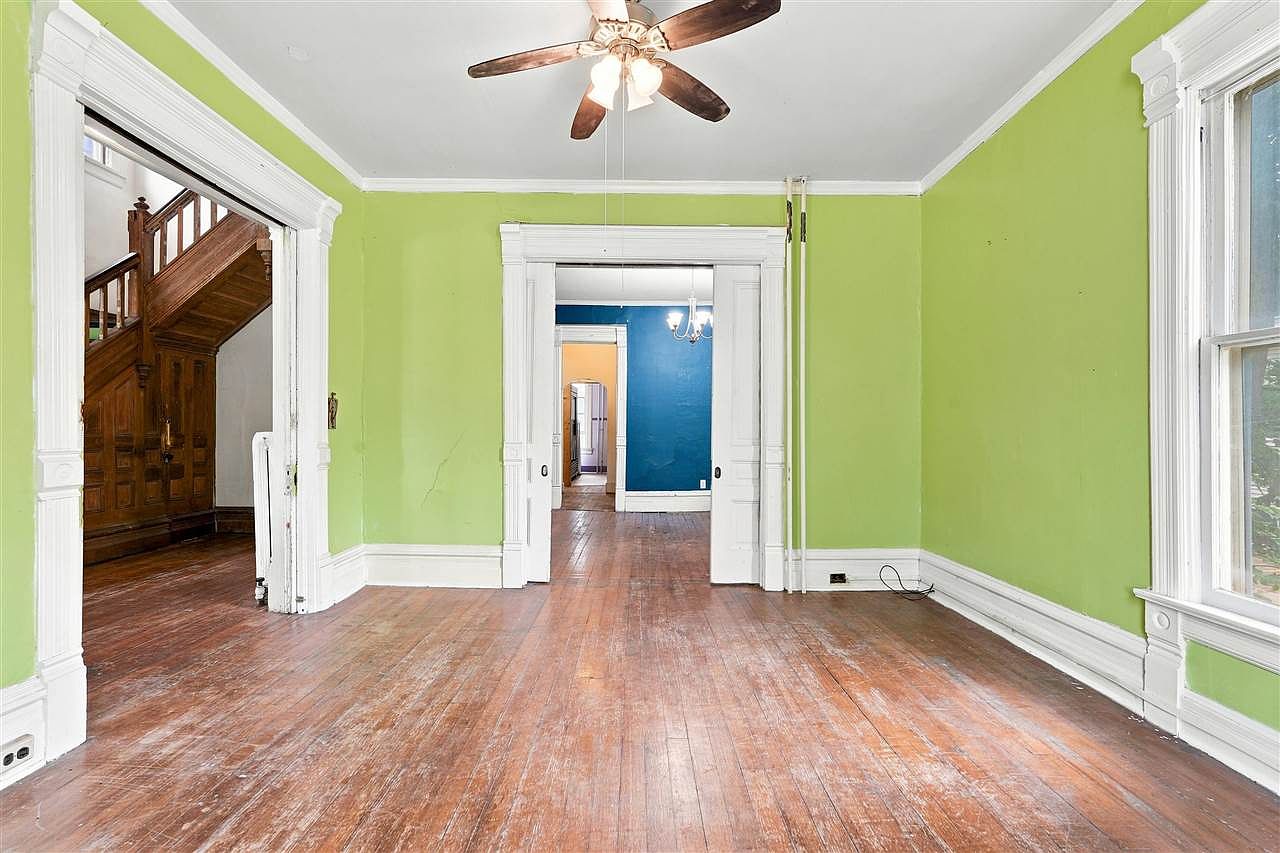 935 E College St, Iowa City, IA 52240