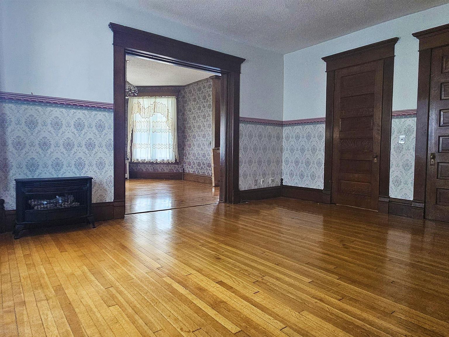 126 E 4th St, Mount Carmel, IL 62863