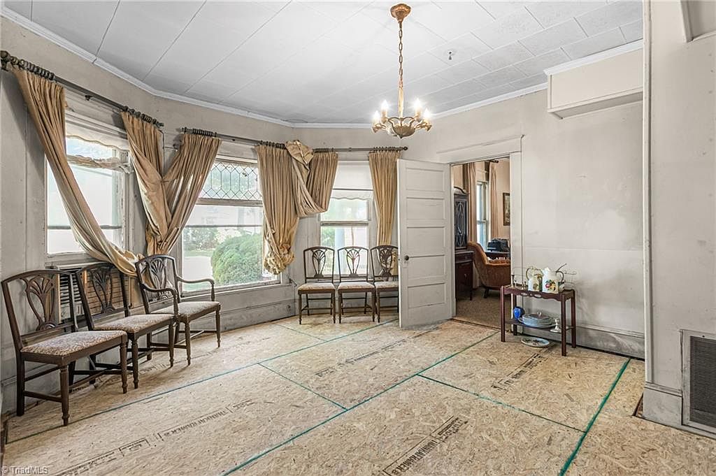 227 Asheboro St, Liberty, NC 27298