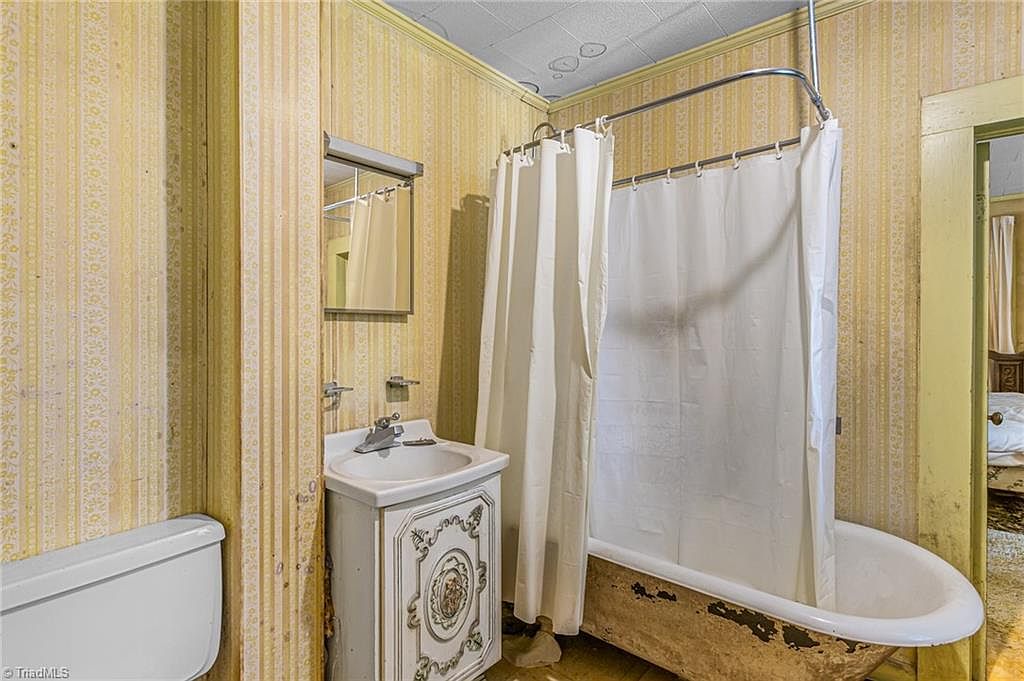 227 Asheboro St, Liberty, NC 27298