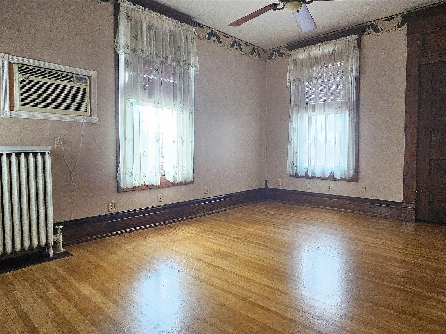 126 E 4th St, Mount Carmel, IL 62863