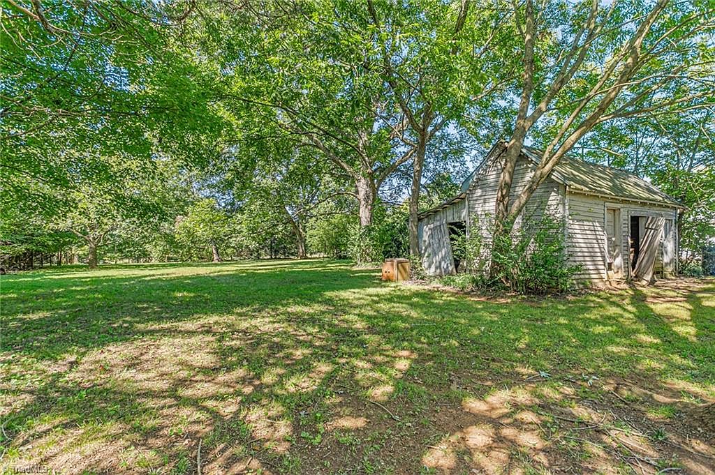 227 Asheboro St, Liberty, NC 27298