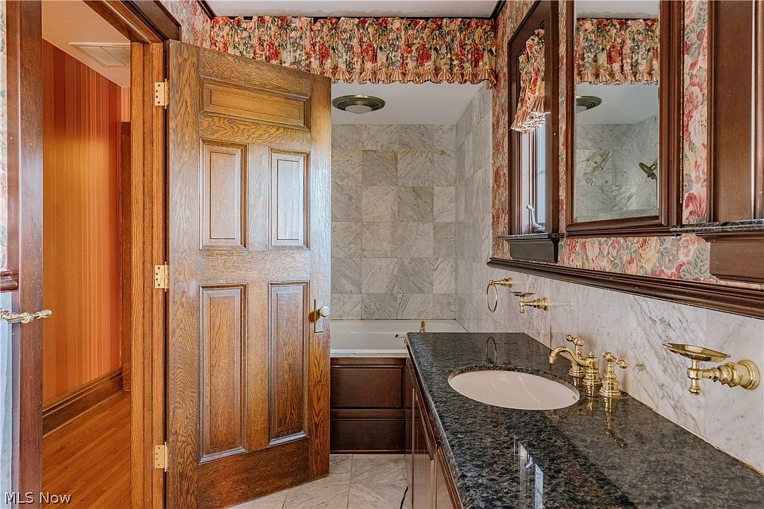 1325 Bunker Hill Rd, Ashtabula, OH 44004