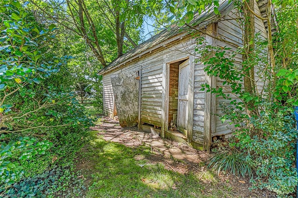227 Asheboro St, Liberty, NC 27298