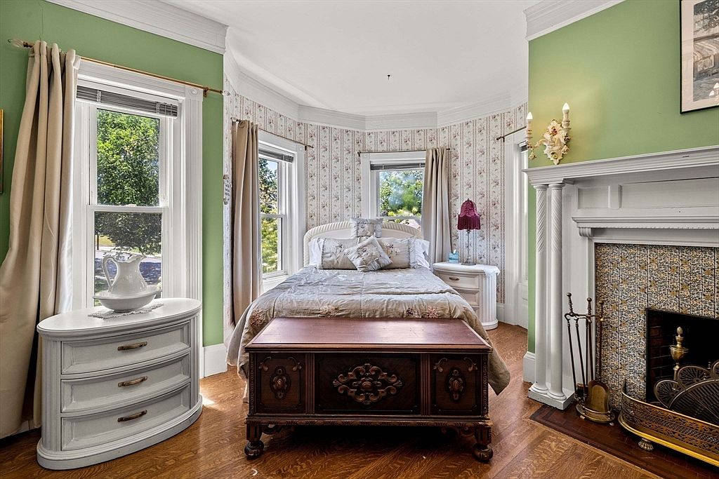 32 Belmont Ave, Lowell, MA 01852