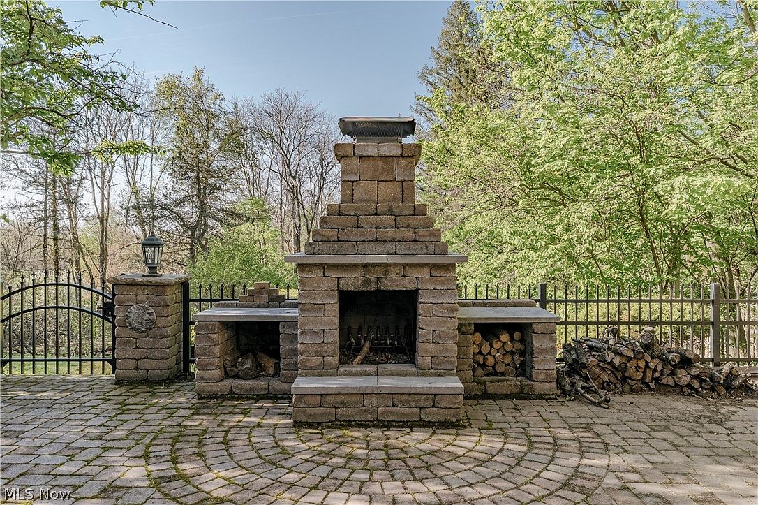 1325 Bunker Hill Rd, Ashtabula, OH 44004