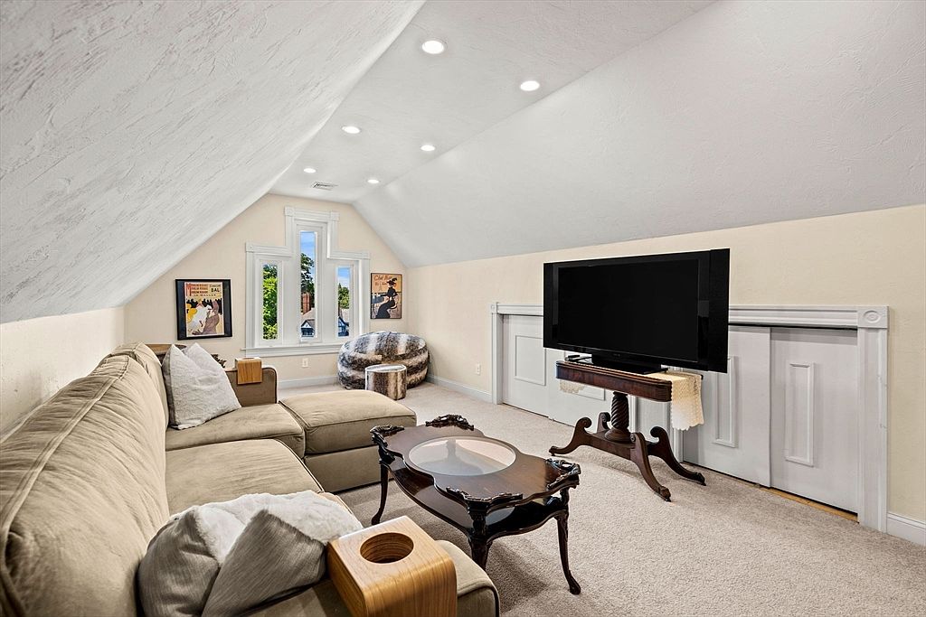 32 Belmont Ave, Lowell, MA 01852