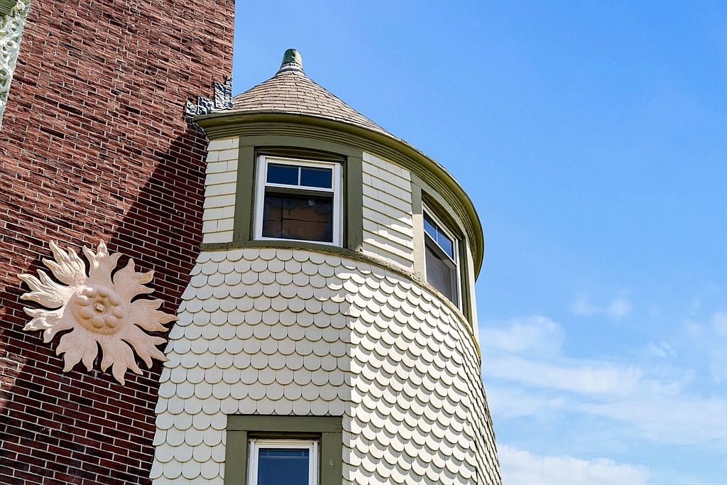 32 Belmont Ave, Lowell, MA 01852